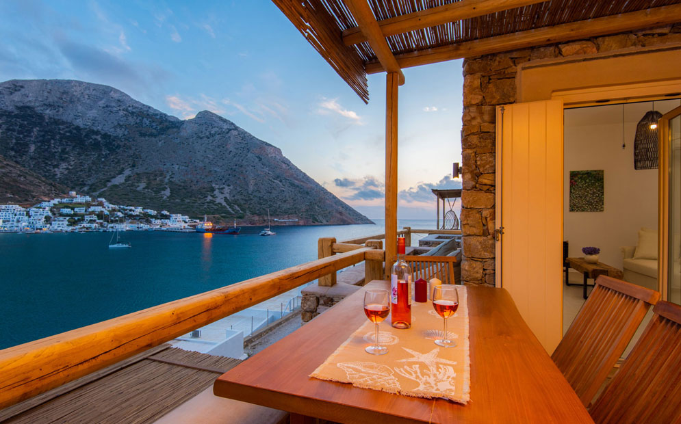 Μεγάλη βεράντα στο διαμέρισμα Petra 1 στις Καμάρες Σίφνου