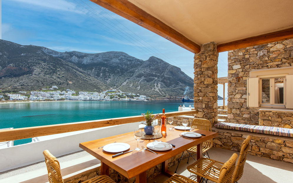 Petra 2 - Μεγάλη βεράντα με θέα στις Καμάρες Σίφνου