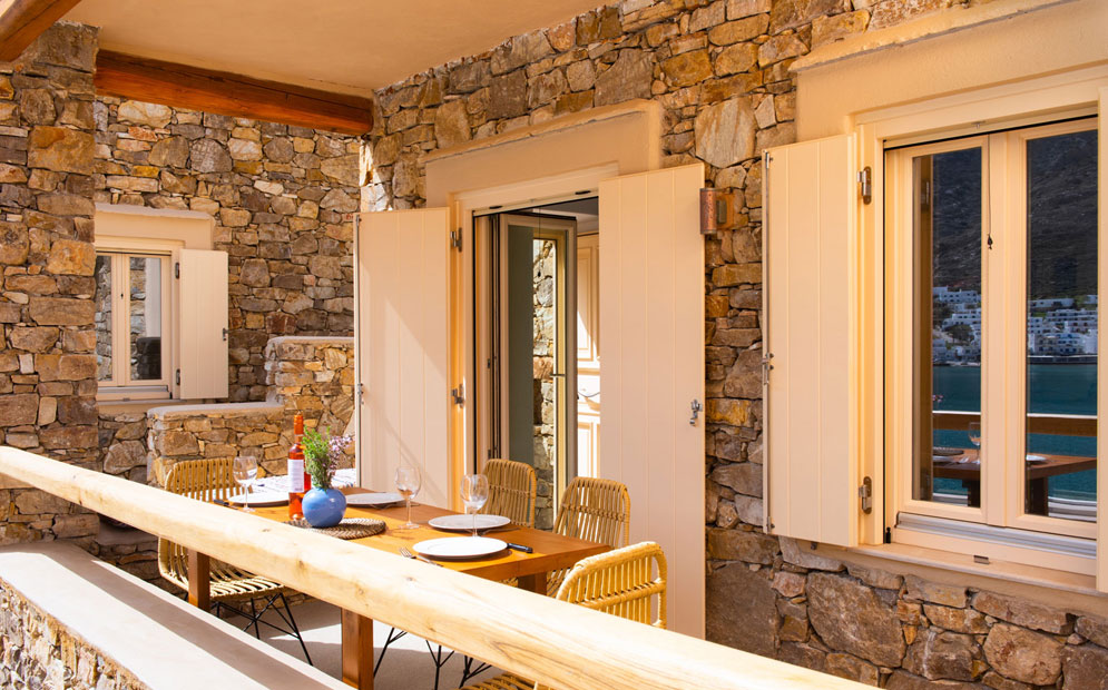 Petra 2 - Τραπέζι φαγητού στη βεράντα