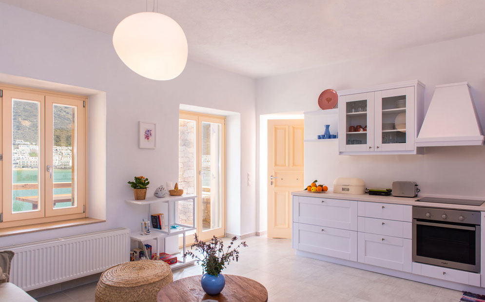 Άνετο καθιστικό και κουζίνα στο διαμέρισμα Petra 2 στη Σίφνο