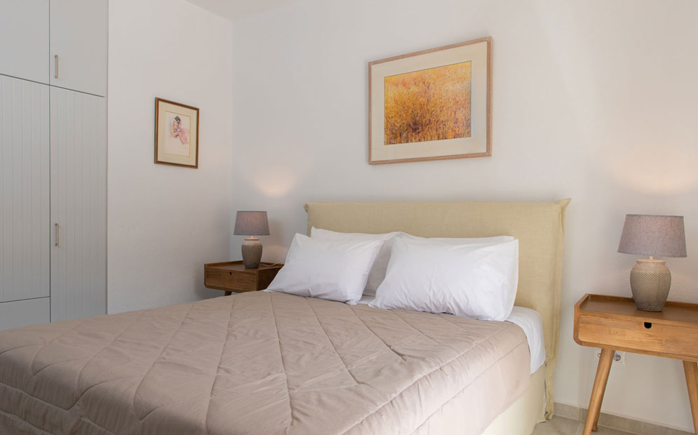 Petra 2 - Κυρίως υπνοδωμάτιο με διπλό κρεβάτι και θέα στη θάλασσα