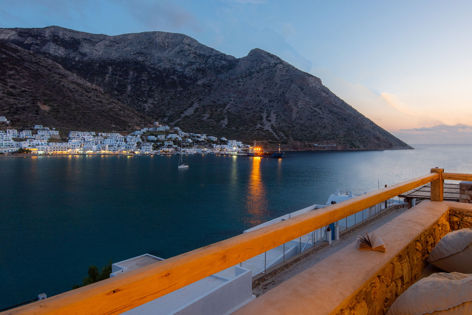 Η παραλία Καμάρες στη Σίφνο